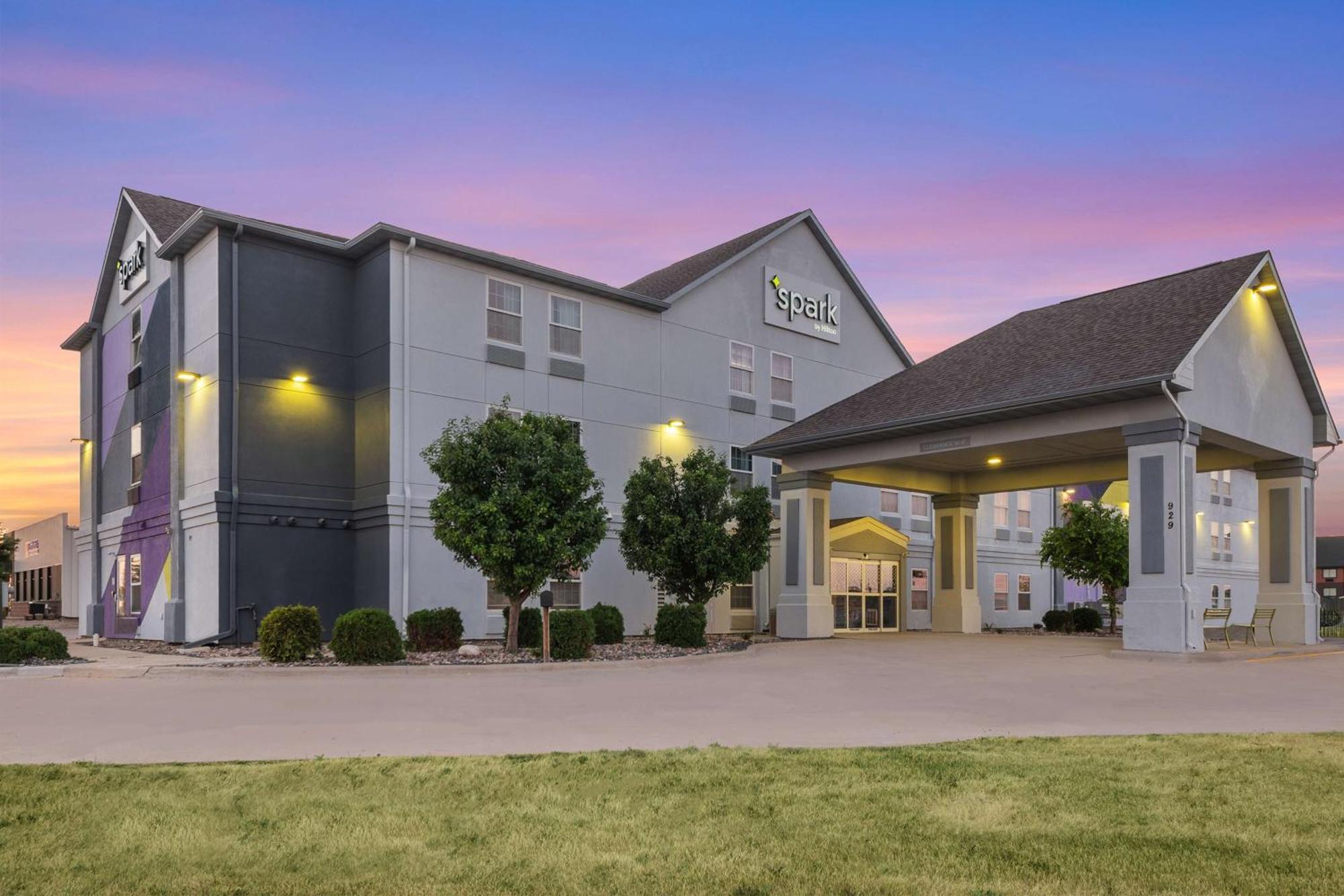 Spark By Hilton Minot Exterior photo